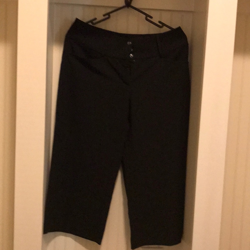Black parallel Capris